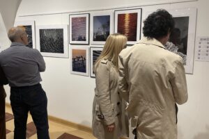 Czas ujęty w kadrach fotografii w sandomierskim ratuszu - Radio Kielce 08.11.2025. Sandomierz. Wystawa „Reflection of time” / Fot. Grażyna Szlęzak-Wójcik - Radio Kielce