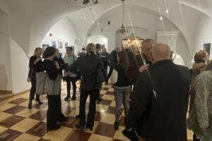 Czas ujęty w kadrach fotografii w sandomierskim ratuszu - Radio Kielce 08.11.2025. Sandomierz. Wystawa „Reflection of time” / Fot. Grażyna Szlęzak-Wójcik - Radio Kielce