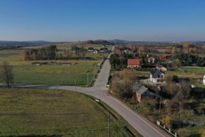 Nowa droga obwodnicą podkieleckiej wsi? Otwarcie jeszcze w tym roku - Radio Kielce 07.11.2025. Gmina Chęciny. Tzw. obwodnica Polichna / Fot. Jarosław Kubalski - Radio Kielce