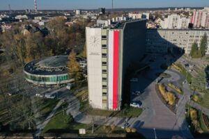 Ogromna flaga zawisła na urzędzie - Radio Kielce 07.11.2025. Kielce. Świętokrzyski Urząd Wojewódzki. Biało-czerwona flaga / Fot. Jarosław Kubalski - Radio Kielce