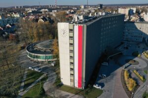 Ogromna flaga zawisła na urzędzie - Radio Kielce 07.11.2025. Kielce. Świętokrzyski Urząd Wojewódzki. Biało-czerwona flaga / Fot. Jarosław Kubalski - Radio Kielce