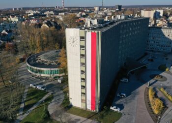 Ogromna flaga zawisła na urzędzie - Radio Kielce 07.11.2025. Kielce. Świętokrzyski Urząd Wojewódzki. Biało-czerwona flaga / Fot. Jarosław Kubalski - Radio Kielce