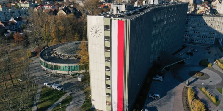 Ogromna flaga zawisła na urzędzie - Radio Kielce 07.11.2025. Kielce. Świętokrzyski Urząd Wojewódzki. Biało-czerwona flaga / Fot. Jarosław Kubalski - Radio Kielce