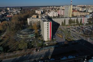 Ogromna flaga zawisła na urzędzie - Radio Kielce 07.11.2025. Kielce. Świętokrzyski Urząd Wojewódzki. Biało-czerwona flaga / Fot. Jarosław Kubalski - Radio Kielce