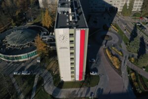 Ogromna flaga zawisła na urzędzie - Radio Kielce 07.11.2025. Kielce. Świętokrzyski Urząd Wojewódzki. Biało-czerwona flaga / Fot. Jarosław Kubalski - Radio Kielce