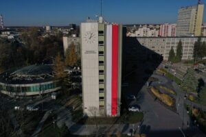 Ogromna flaga zawisła na urzędzie - Radio Kielce 07.11.2025. Kielce. Świętokrzyski Urząd Wojewódzki. Biało-czerwona flaga / Fot. Jarosław Kubalski - Radio Kielce