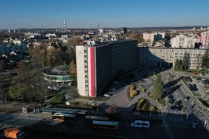 Ogromna flaga zawisła na urzędzie - Radio Kielce 07.11.2025. Kielce. Świętokrzyski Urząd Wojewódzki. Biało-czerwona flaga / Fot. Jarosław Kubalski - Radio Kielce