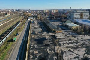 Kolejny krok do budowy bazy dla miejskich elektryków - Radio Kielce 20.11.2025. Kielce. Ul. Kolberga. Teren pod budowę bazy dla autobusów elektrycznych / Fot. Jarosław Kubalski - Radio Kielce