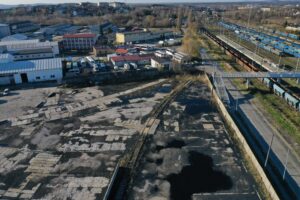 Kolejny krok do budowy bazy dla miejskich elektryków - Radio Kielce 20.11.2025. Kielce. Ul. Kolberga. Teren pod budowę bazy dla autobusów elektrycznych / Fot. Jarosław Kubalski - Radio Kielce