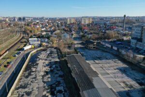 Kolejny krok do budowy bazy dla miejskich elektryków - Radio Kielce 20.11.2025. Kielce. Ul. Kolberga. Teren pod budowę bazy dla autobusów elektrycznych / Fot. Jarosław Kubalski - Radio Kielce