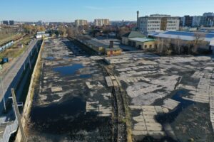 Kolejny krok do budowy bazy dla miejskich elektryków - Radio Kielce 20.11.2025. Kielce. Ul. Kolberga. Teren pod budowę bazy dla autobusów elektrycznych / Fot. Jarosław Kubalski - Radio Kielce