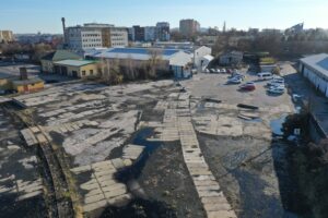 Kolejny krok do budowy bazy dla miejskich elektryków - Radio Kielce 20.11.2025. Kielce. Ul. Kolberga. Teren pod budowę bazy dla autobusów elektrycznych / Fot. Jarosław Kubalski - Radio Kielce