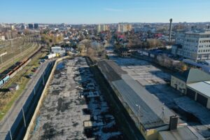 Kolejny krok do budowy bazy dla miejskich elektryków - Radio Kielce 20.11.2025. Kielce. Ul. Kolberga. Teren pod budowę bazy dla autobusów elektrycznych / Fot. Jarosław Kubalski - Radio Kielce