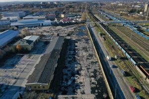 Kolejny krok do budowy bazy dla miejskich elektryków - Radio Kielce 20.11.2025. Kielce. Ul. Kolberga. Teren pod budowę bazy dla autobusów elektrycznych / Fot. Jarosław Kubalski - Radio Kielce