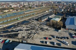 Kolejny krok do budowy bazy dla miejskich elektryków - Radio Kielce 20.11.2025. Kielce. Ul. Kolberga. Teren pod budowę bazy dla autobusów elektrycznych / Fot. Jarosław Kubalski - Radio Kielce