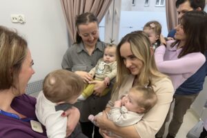 Wcześniaki urodzone w Szpitalu Kieleckim świętowały swój dzień - Radio Kielce 17.11.2025. Kielce. Światowy Dzień Wcześniaka w Szpitalu Kieleckim / Fot. Iwona Murawska-Bujnowicz - Radio Kielce