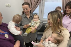 Wcześniaki urodzone w Szpitalu Kieleckim świętowały swój dzień - Radio Kielce 17.11.2025. Kielce. Światowy Dzień Wcześniaka w Szpitalu Kieleckim / Fot. Iwona Murawska-Bujnowicz - Radio Kielce