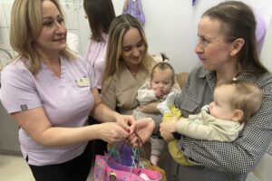 Wcześniaki urodzone w Szpitalu Kieleckim świętowały swój dzień - Radio Kielce 17.11.2025. Kielce. Światowy Dzień Wcześniaka w Szpitalu Kieleckim / Fot. Iwona Murawska-Bujnowicz - Radio Kielce