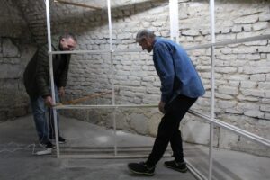 21.11.2025. Pińczów. Instalacja wystawy Olgi Boznańskiej / Fot. Marta Gajda-Kruk - Radio Kielce