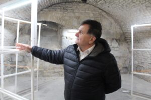 21.11.2025. Pińczów. Instalacja wystawy Olgi Boznańskiej / Fot. Marta Gajda-Kruk - Radio Kielce