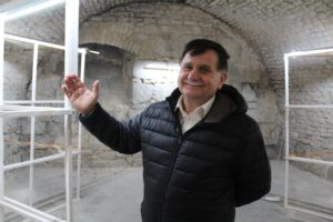 21.11.2025. Pińczów. Instalacja wystawy Olgi Boznańskiej / Fot. Marta Gajda-Kruk - Radio Kielce