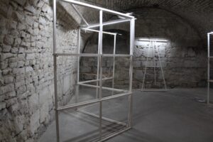 21.11.2025. Pińczów. Instalacja wystawy Olgi Boznańskiej / Fot. Marta Gajda-Kruk - Radio Kielce