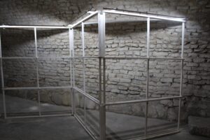 21.11.2025. Pińczów. Instalacja wystawy Olgi Boznańskiej / Fot. Marta Gajda-Kruk - Radio Kielce