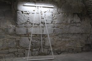 21.11.2025. Pińczów. Instalacja wystawy Olgi Boznańskiej / Fot. Marta Gajda-Kruk - Radio Kielce