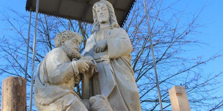 Apostoł odzyskał głowę. Ale resztę trzeba naprawić