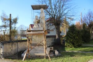 Prace konserwatorskie przy zabytkowej figurze przed kościołem pod wezwaniem świętych Apostołów Piotra i Pawła w Sancygniowie / Fot. Marta Gajda-Kruk - Radio Kielce