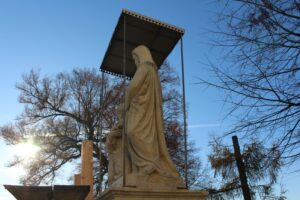 Prace konserwatorskie przy zabytkowej figurze przed kościołem pod wezwaniem świętych Apostołów Piotra i Pawła w Sancygniowie / Fot. Marta Gajda-Kruk - Radio Kielce