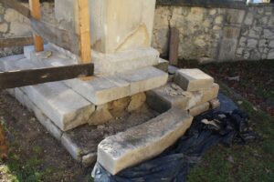 Prace konserwatorskie przy zabytkowej figurze przed kościołem pod wezwaniem świętych Apostołów Piotra i Pawła w Sancygniowie / Fot. Marta Gajda-Kruk - Radio Kielce