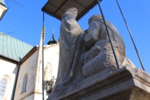 Prace konserwatorskie przy zabytkowej figurze przed kościołem pod wezwaniem świętych Apostołów Piotra i Pawła w Sancygniowie / Fot. Marta Gajda-Kruk - Radio Kielce