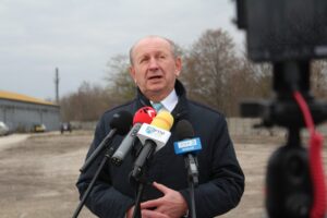 Pińczów bez toksycznych odpadów - Radio Kielce 20.11.2025. Pińczów. Wojewoda świętokrzyski odwiedził zlikwidowane składowisko odpadów niebezpiecznych / Fot. Marta Gajda-Kruk - Radio Kielce