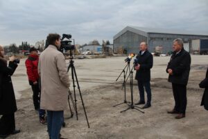 Pińczów bez toksycznych odpadów - Radio Kielce 20.11.2025. Pińczów. Wojewoda świętokrzyski odwiedził zlikwidowane składowisko odpadów niebezpiecznych / Fot. Marta Gajda-Kruk - Radio Kielce