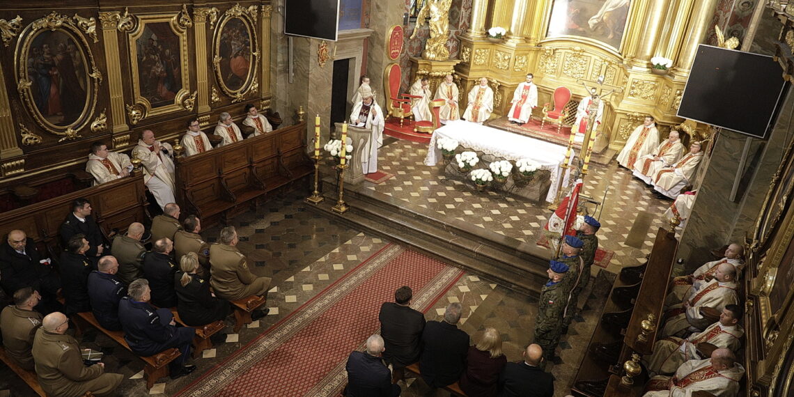 11.11.2025 Kielce. Święto Niepodległości. Msza święta w intencji ojczyzny w bazylice katedralnej  / Fot. Jarosław Kubalski - Radio Kielce