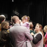 12.11.2025. Kielce. Teatr im. Stefana Żeromskiego. „Sztuka pomagania - Dycha na Cud”. Zbiórka na rzecz Amelki Wiatrowskiej i Wiktorii Kępy, cierpiących na zespół Retta / Fot. Jarosław Kubalski - Radio Kielce