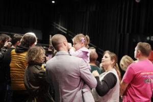 12.11.2025. Kielce. Teatr im. Stefana Żeromskiego. „Sztuka pomagania - Dycha na Cud”. Zbiórka na rzecz Amelki Wiatrowskiej i Wiktorii Kępy, cierpiących na zespół Retta / Fot. Jarosław Kubalski - Radio Kielce