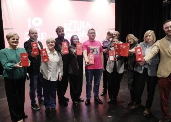 12.11.2025. Kielce. Teatr im. Stefana Żeromskiego. „Sztuka pomagania - Dycha na Cud”. Zbiórka na rzecz Amelki Wiatrowskiej i Wiktorii Kępy, cierpiących na zespół Retta / Fot. Jarosław Kubalski - Radio Kielce