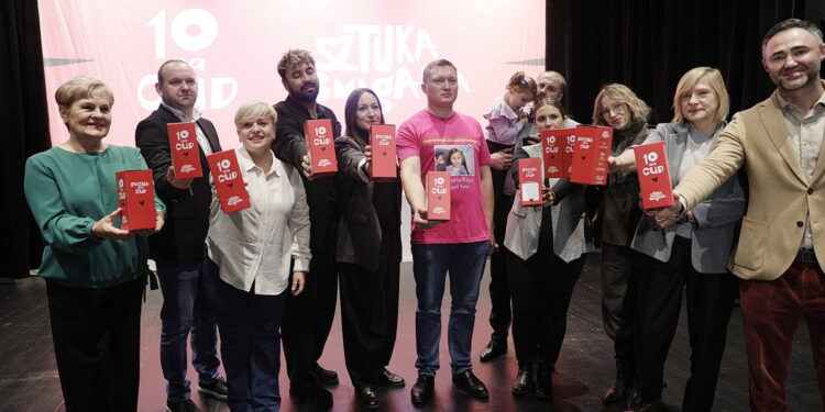 12.11.2025. Kielce. Teatr im. Stefana Żeromskiego. „Sztuka pomagania - Dycha na Cud”. Zbiórka na rzecz Amelki Wiatrowskiej i Wiktorii Kępy, cierpiących na zespół Retta / Fot. Jarosław Kubalski - Radio Kielce