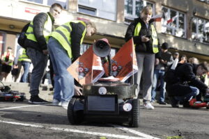 13.11.2025. Kielce. Ul. Radiowa. Uczestnicy konkursu: „Zbuduj łazika edukacyjnego z elektrośmieci" prezentowali swoje prace / Fot. Jarosław Kubalski - Radio Kielce