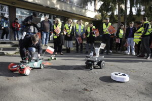 13.11.2025. Kielce. Ul. Radiowa. Uczestnicy konkursu: „Zbuduj łazika edukacyjnego z elektrośmieci" prezentowali swoje prace / Fot. Jarosław Kubalski - Radio Kielce