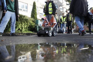 13.11.2025. Kielce. Ul. Radiowa. Uczestnicy konkursu: „Zbuduj łazika edukacyjnego z elektrośmieci" prezentowali swoje prace / Fot. Jarosław Kubalski - Radio Kielce