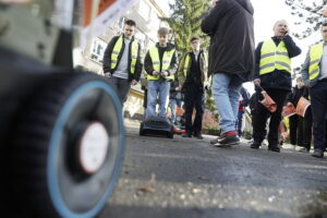 13.11.2025. Kielce. Ul. Radiowa. Uczestnicy konkursu: „Zbuduj łazika edukacyjnego z elektrośmieci" prezentowali swoje prace / Fot. Jarosław Kubalski - Radio Kielce