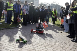 13.11.2025. Kielce. Ul. Radiowa. Uczestnicy konkursu: „Zbuduj łazika edukacyjnego z elektrośmieci" prezentowali swoje prace / Fot. Jarosław Kubalski - Radio Kielce