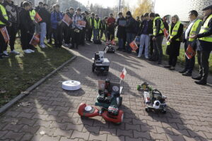 13.11.2025. Kielce. Ul. Radiowa. Uczestnicy konkursu: „Zbuduj łazika edukacyjnego z elektrośmieci" prezentowali swoje prace / Fot. Jarosław Kubalski - Radio Kielce