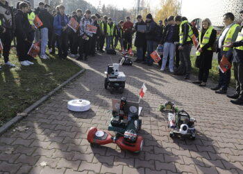 13.11.2025. Kielce. Ul. Radiowa. Uczestnicy konkursu: „Zbuduj łazika edukacyjnego z elektrośmieci" prezentowali swoje prace / Fot. Jarosław Kubalski - Radio Kielce