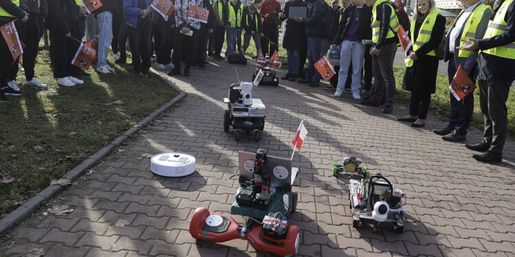 13.11.2025. Kielce. Ul. Radiowa. Uczestnicy konkursu: „Zbuduj łazika edukacyjnego z elektrośmieci" prezentowali swoje prace / Fot. Jarosław Kubalski - Radio Kielce