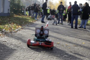 13.11.2025. Kielce. Ul. Radiowa. Uczestnicy konkursu: „Zbuduj łazika edukacyjnego z elektrośmieci" prezentowali swoje prace / Fot. Jarosław Kubalski - Radio Kielce