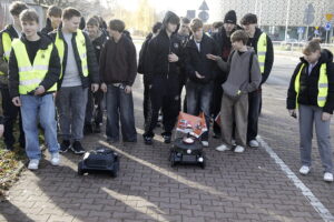 13.11.2025. Kielce. Ul. Radiowa. Uczestnicy konkursu: „Zbuduj łazika edukacyjnego z elektrośmieci" prezentowali swoje prace / Fot. Jarosław Kubalski - Radio Kielce
